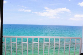 Beachfront condo with sunset views great breeze,